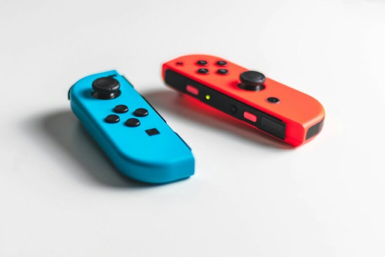 Twee losse Joy-Con controllers, blauw en rood