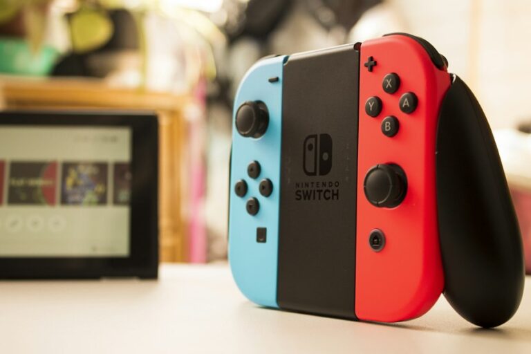 Nintendo Switch met blauwe en rode Joy-Cons in een grip
